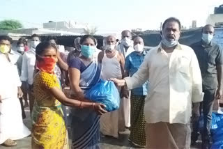 vegetables distributed by kamalapuram former mla in kadapa distict