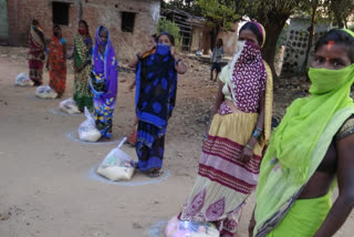 गिरिडीह में जरूरतमंदों की एकता परिषद ने ली सुध, पौने चार सौ जरूरतमंदों को मुहैया कराया अनाज