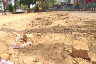 Corporator suspended 2 employees for negligence in road construction in Gwalior