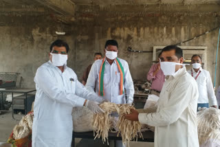 The State Powerloom Federation prepared and handed over thirty thousand for free distribution.