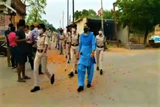 police-flag-march-welcomed-with-flowers-and-applause-in-mahasamund