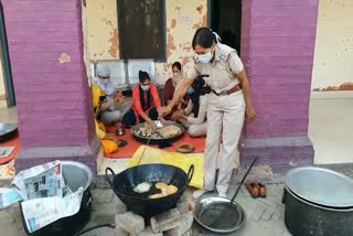 Palwal women police distributing food to the poor