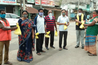 parvatipuram tdp leaders distribute essentials to sanitary workers