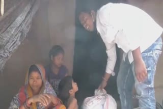 young man gave  food  to helpless family in kendrapada