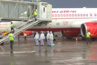 Travel Restrictions  Evacuation  Foreign Nationals  United Arab Emirates  Unites Staes of America  Hyderabad  Special Flights  Air India  Air Arabia  Airlift  Rajiv Gandhi International Airport  COVID 19  Novel Coronavirus  യുഎസ്, യുഎഇ വിമാനങ്ങൾ  100 യുഎസ് പൗരന്മാരും 72 എഇ പൗരന്മാരും  ഹൈദരാബാദ് രാജീവ് ഗാന്ധി അന്താരാഷ്ട്ര വിമാനത്താവളം  തെലങ്കാന ലോക്ക് ഡൗൺ  കൊറോണ  കൊവിഡ്  ഷാർജയിൽ നിന്ന് വിമാനം  യുഎസ് പൗരന്മാരും യുഎഇ പൗരന്മാരും നാട്ടിലേക്ക്  ഹൈദരാബാദിൽ നിന്ന് വിമാനങ്ങൾ പുറപ്പെട്ടു  covid telangana  corna flight operations  hyderabad airport