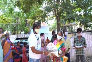 man distributed food items to migrant labours at hanamkonda warangal urban district