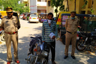 noida sector-24 police arrested robber with stolen bike in lockdown