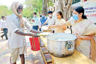 MEDAK DISTRICT JUDGE DISTRIBUTING FOOD TO MIGRANTS