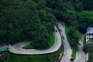 teacher crossed karnataka border  wayanadu border crossed news  thamarassery hairpin news  സർക്കാർ വാഹനത്തിൽ അതിര്‍ത്തി കടന്നു  എക്‌സൈസ് സിഐ വയനാട്