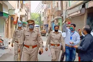 People showered flowers on police as corona wariors at Kaila Bhatta in ghaziabad