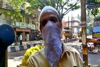 trader-selling-leftovers-grapes-fruits-in-bangalore