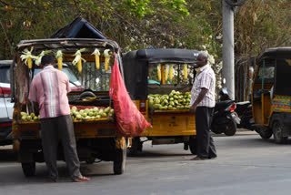 auto drivers faces problems with corona and sells fruits