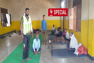 workers are spending time just by eating lunch in ghaziabad during lockdown