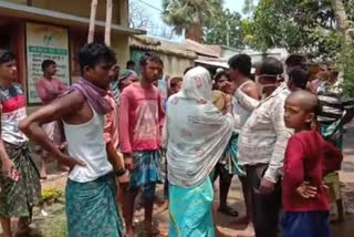 villagers agitated for giving less amount of food stuff in khandoghosh, east burdwan