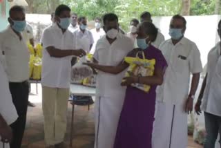 dmk party members given corona relief items in kanniyakumari
