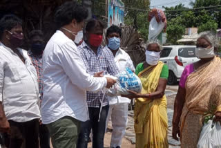 distribution of essentials to 500 families at vugilipeta in prakasam