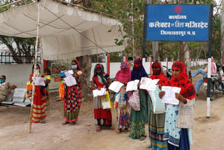 Women reached Chhatarpur Collectorate seeking grain