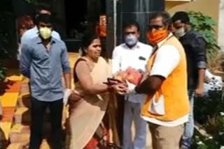 vegetables distributed to sanitation workers at mangalagiri guntur district