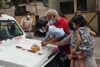 delhi cr park police provided cake to old age couple for marriage anniversary in grater kailash