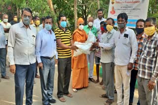 Japandanda Swamiji distributes ration kit to photographers