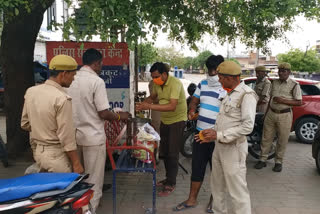 लोगों की सेवा में लगे कोरोना कर्म योद्धा भी समाजसेवियों का करते हैं इंतजार.