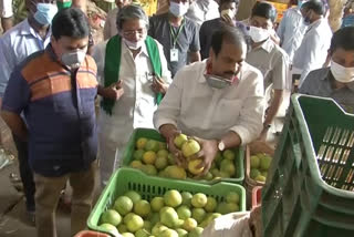 పండ్ల మార్కెట్​ను పరిశీలించిన మంత్రులు