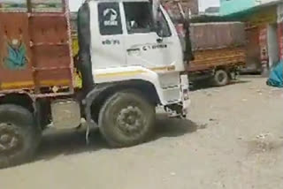 Truck drivers in Dumtal Grain Market