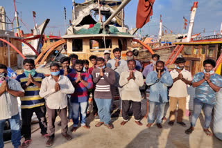 Ap fishermen lock down in gujarat