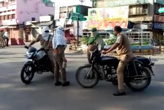 traffic rule is not followed by police