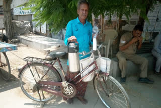 A poor man distribute tea , coffee to Doctors and police