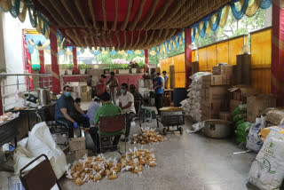 AAP MLA mahendra goyal distributing food