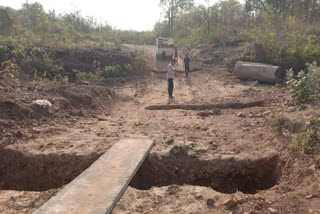 Naxalites closed Dornapa-Jagargunda road by cutting road in sukma