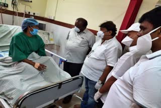 kumaraswamy-inquired-asha-worker-health