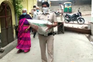 bhajanpura police helped older couple they not have fration and medicine during lockdown