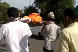 हिंदू बुजुर्ग की अर्थी को मुस्लिम भाइयों ने दिया कंधा.