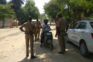 police cut challan of people