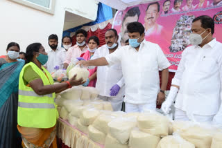 MINISTER TALASAANI  SRINIVAS YADAV DISTRIBUTED GROCERIES TO SANITATION EMPLOYEES