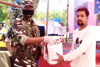 crpf team distributed mask and sanitizer in gariyaband