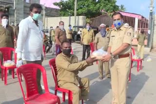 Auto Drivers Association distributes food kit to drivers