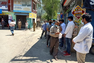 Dharmpur trade board honored Corona Warriors with flowers