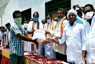 groceries distributed to auto drivers in miryalaguda by blr brothers