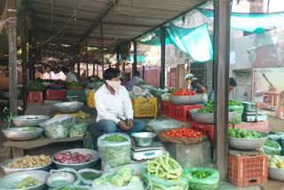 प्रशासन सब्जी विक्रेताओं पर सख्त, Administration strict on vendors