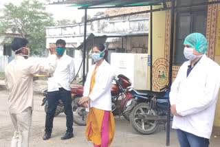 Workers of Diwanganj Swayamsevak Sangh welcomed health workers with a flower shower