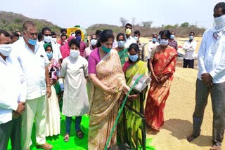 minister sathyavathi ratode opened paddy purchase center in mgilichharla