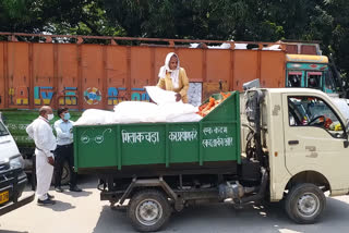 गोरखपुर में कचरा उठाने वाली गाड़ियों से हुई खाद्यान्न की ढुलाई