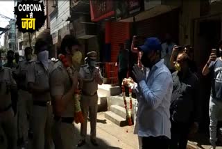 Delhi Police and EDMC sanitation workers welcomed with flower garlands during corona