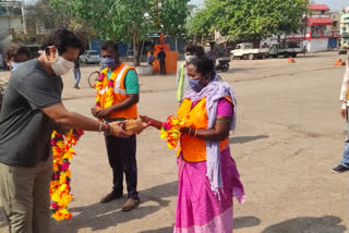 Raipur MLA honored the cleaning staff