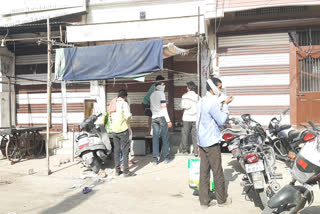 Shopkeepersare violating lockdown rules  in Alot