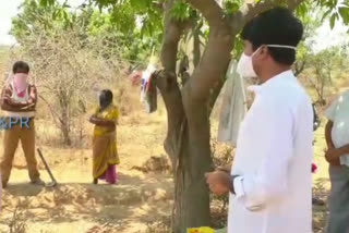 The Collector narayana reddy visited the places where Upadhi hami works in nizamabad