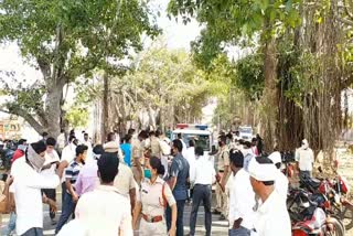 nallamadugu thanda people protest at police station